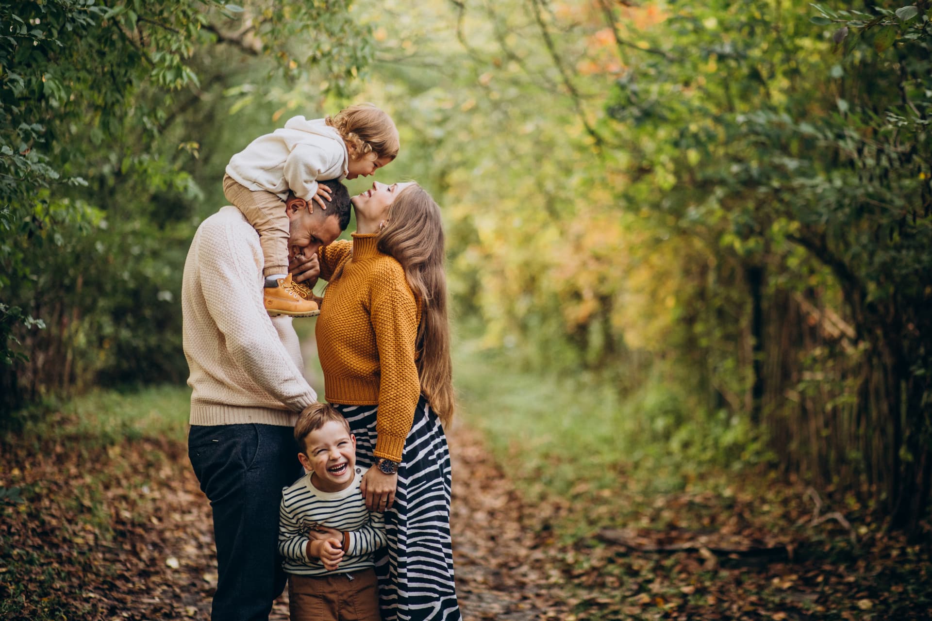Une famille réunie dans un parc en automne